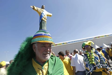 Aficionados brasile&ntilde;os esperan en el exterior del estadio Arena Corinthians de Sao Paulo, Brasil, hoy, jueves 12 de junio de 2014.