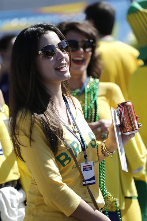 Aficionadas brasile&ntilde;as esperan en el exterior del estadio Arena Corinthians de Sao Paulo, Brasil, hoy, jueves 12 de junio de 2014.