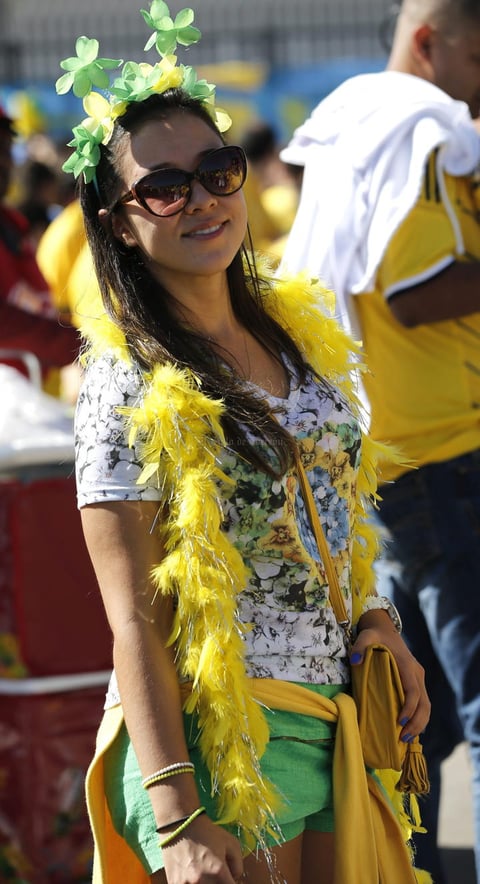 Una aficionada brasile&ntilde;a espera en el exterior del estadio Arena Corinthians de Sao Paulo, Brasil, hoy, jueves 12 de junio de 2014.