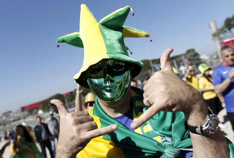 Un aficionado brasile&ntilde;o gesticula en el exterior del estadio Arena Corinthians de Sao Paulo, Brasil, hoy, jueves 12 de junio de 2014.