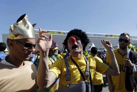 Unos aficionados esperan en el exterior del estadio Arena Corinthians de Sao Paulo, Brasil, hoy, jueves 12 de junio de 2014.