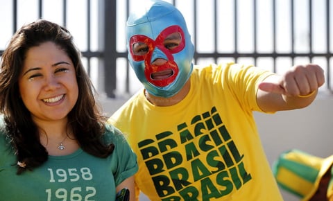 Aficionados brasile&ntilde;os esperan en el exterior del estadio Arena Corinthians de Sao Paulo, Brasil, hoy, jueves 12 de junio de 2014.