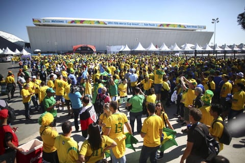 Centenares de aficionados esperan en el exterior del estadio Arena Corinthians de Sao Paulo, Brasil, hoy, jueves 12 de junio de 2014.
