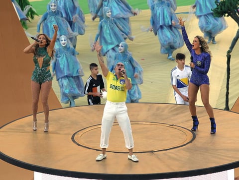Los cantantes estadounidenses, Pitbull y Jennifer L&oacute;pez (i) junto a la brasile&ntilde;a Claudia Leitte (d) durante la gala de inauguraci&oacute;n del Mundial de F&uacute;tbol de Brasil 2014.