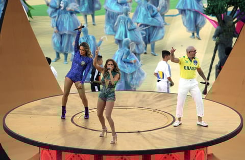 Los cantantes estadounidenses, Pitbull y Jennifer L&oacute;pez (c) junto a la brasile&ntilde;a Claudia Leitte (i) durante la gala de inauguraci&oacute;n del Mundial de F&uacute;tbol de Brasil 2014.