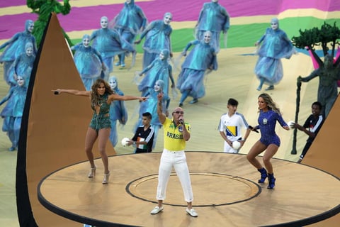 Los cantantes estadounidenses, Pitbull y Jennifer L&oacute;pez (i) junto a la brasile&ntilde;a Claudia Leitte (d) durante la gala de inauguraci&oacute;n del Mundial de F&uacute;tbol de Brasil 2014.