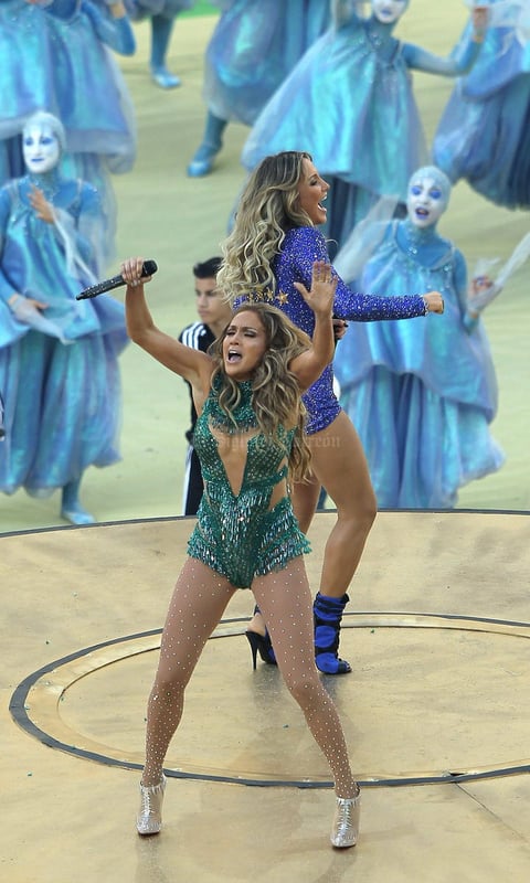 Las cantante estadounidense Jennifer L&oacute;pez (primer t&eacute;rmino) junto a la brasile&ntilde;a Claudia Leitte (d) durante la gala de inauguraci&oacute;n del Mundial de F&uacute;tbol de Brasil 2014.