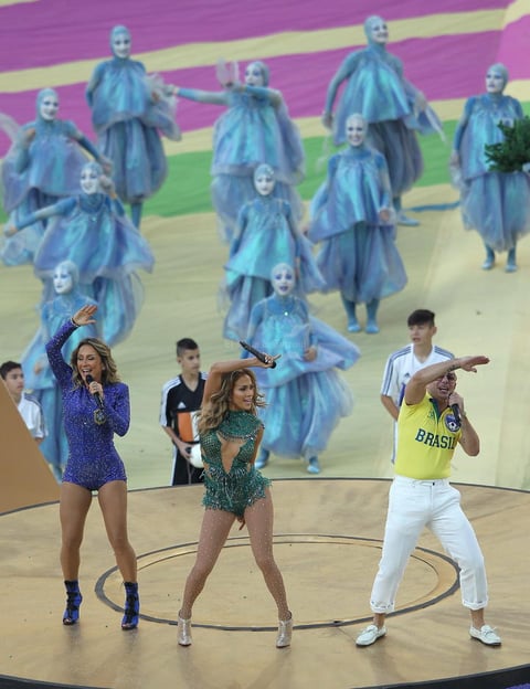 Los cantantes estadounidenses, Pitbull y Jennifer L&oacute;pez (c) junto a la brasile&ntilde;a Claudia Leitte (i) durante la gala de inauguraci&oacute;n del Mundial de F&uacute;tbol de Brasil 2014.