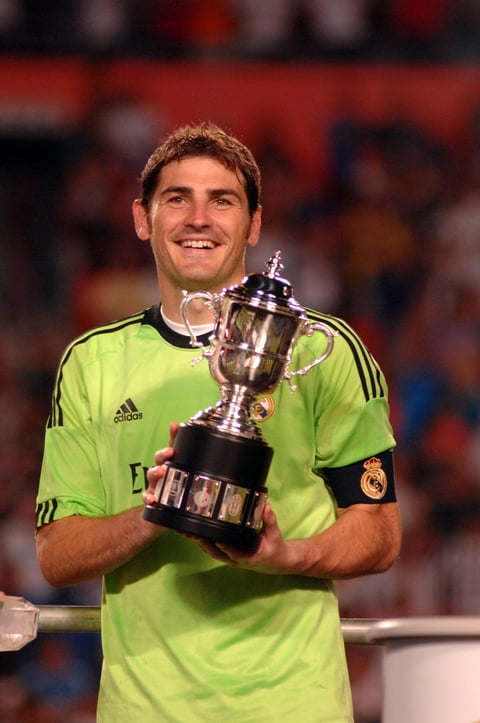 El jugador del Real Madrid Iker Casillas sostiene un trofeo despu&eacute;s de vencer al Chelsea 3-1 el 7 de agosto de 2013.