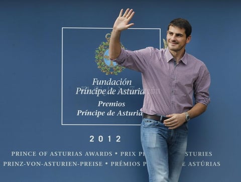 El portero del Real Madrid y de la selecci&oacute;n espa&ntilde;ola de f&uacute;tbol, a su llegada a Oviedo, en donde recogi&oacute; el Premio Pr&iacute;ncipe de Asturias de los Deportes 2012.