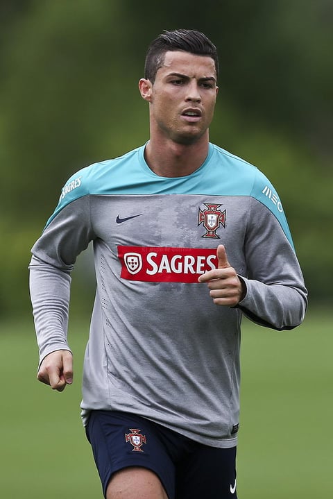 Cristiano Ronaldo dos Santos Aveiro, mejor conocido como Cristiano Ronaldo, futbolista portugu&eacute;s que juega como extremo en el Real Madrid Club de F&uacute;tbol, de la Primera Divisi&oacute;n de Espa&ntilde;a.