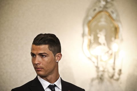 Identificado en los medios de comunicaci&oacute;n con el numer&oacute;nimo CR7, es considerado como uno de los mejores futbolistas del mundo, incluso el mejor y m&aacute;s completo.