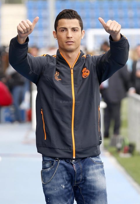 Cuando ten&iacute;a 15 a&ntilde;os sufr&iacute;a un problema en el coraz&oacute;n y se tem&iacute;a por el final de su carrera; sin embargo se le pr&aacute;ctico una operaci&oacute;n y se recuper&oacute; para convertirse en un futbolista exitoso.