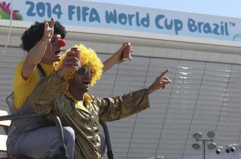 Aficionados brasile&ntilde;os en las inmediaciones del estadio Arena de S&atilde;o Paulo antes del encuentro que disputar&aacute;n Brasil y Croacia
