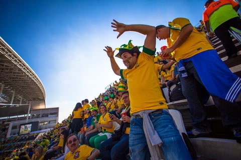 Hinchas brasile&ntilde;os en el estadio Itaquer&atilde;o antes del partido de apertura del Mundial Brasil 2014 entre Brasil y Croacia.