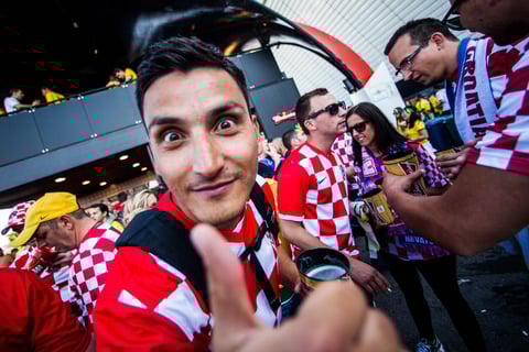 Hinchas de Croacia se re&uacute;nen en un bar en el estadio Itaquer&atilde;o antes del partido de apertura del Mundial Brasil 2014.