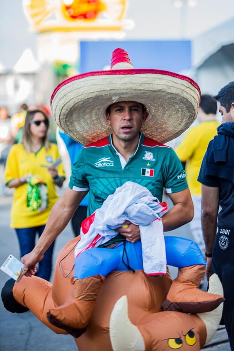 Un hincha mexicano asiste al estadio Itaquer&atilde;o antes del partido de apertura del Mundial Brasil 2014 entre Brasil y Croacia.