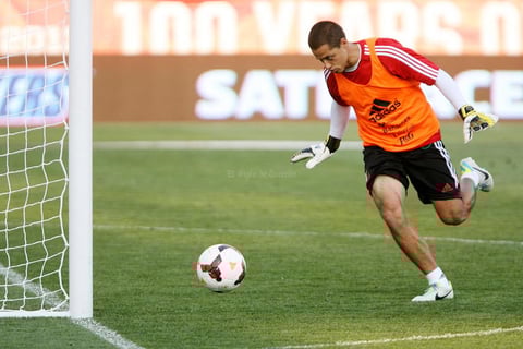 Cada vez que aparece en escena se generan murmullos en el ambiente. Es el &uacute;nico jugador de la selecci&oacute;n mexicana de f&uacute;tbol que los locales de la ciudad de Santos reconocen inmediatamente, el principal foco de los reporteros internaciones. Y pese a todo, Javier "Chicharito" Hern&aacute;ndez iniciar&aacute; el Mundial de Brasil 2014 sentado en el banquillo.
