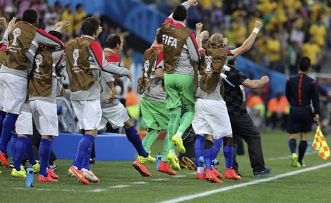 Los jugadores de Croacia celebran el gol marcado en propia puerta por el defensa brasile&ntilde;o Marcelo Vieira, durante el partido correspondiente al Grupo A del Mundial de F&uacute;tbol de Brasil 2014, que disputan en el estadio Arena de S&atilde;o Paulo.