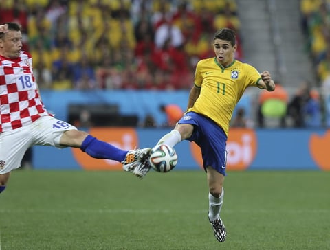 El centrocampista brasile&ntilde;o Oscar dos Santos (d) lucha un bal&oacute;n con el delantero croata Ivica Olic (i) durante el partido correspondiente al Grupo A del Mundial de F&uacute;tbol de Brasil 2014 que disputan en el estadio Arena de S&atilde;o Paulo.