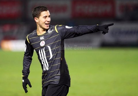 Eden Hazard, es un mediapunta, como se define actualmente a los volantes ofensivos con llegada al gol. R&aacute;pido y h&aacute;bil, Hazard obtuvo la &uacute;ltima temporada el premio a Jugador Joven del A&ntilde;o.