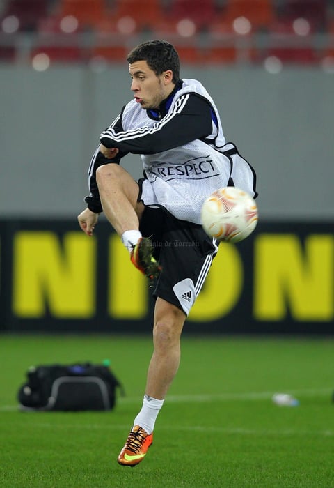 Eden Hazard naci&oacute; el 7 de enero de 1991, en La Louviere, B&eacute;lgica. La ciudad tiene reminiscencias con el nacimiento m&iacute;tico de Roma. Lobos, ni&ntilde;os y un origen que data del siglo XII. All&iacute; empez&oacute; a patear Eden.