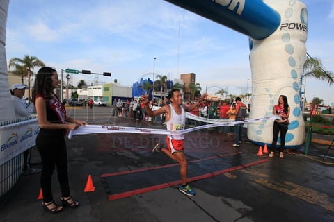 El zacatecano JuanManuel Hern&aacute;ndez Escalante se convirti&oacute; en el ganador absoluto de la 10 K de El Siglo de Durango 2014.