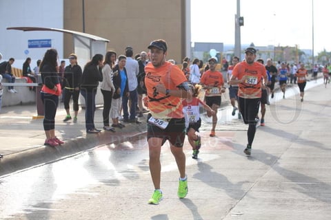 La mayor&iacute;a de los clubes de corredores de Durango se dieron cita, con la finalidad de disfrutar 10 kil&oacute;metros de buena vibra, alegr&iacute;a y activaci&oacute;n f&iacute;sica, en donde se pudo observar en el rostro de los atletas su gusto por correr.