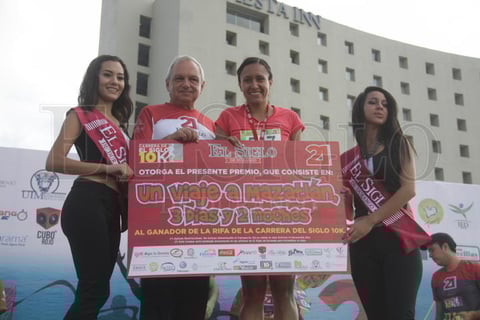 Al ritmo de las ma&ntilde;anitas, el doctor Sergio de la Parra, director de El Siglo de Durango, parti&oacute; el pastel conmemorativo de Monchys, el cual fue repartido entre todos los participantes.