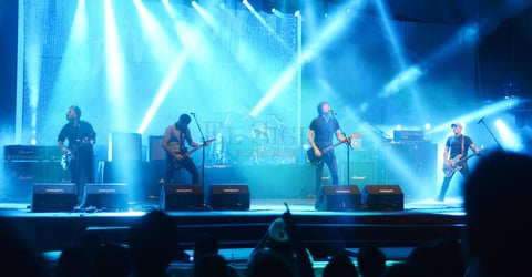 La velada continu&oacute; con temas como &ldquo;Tan fuerte, tan fr&aacute;gil&rdquo;, &ldquo;Control&rdquo;, &ldquo;Casa de cristal&rdquo;, &ldquo;Extra&ntilde;ando casa&rdquo;, &ldquo;Cursi&rdquo;,