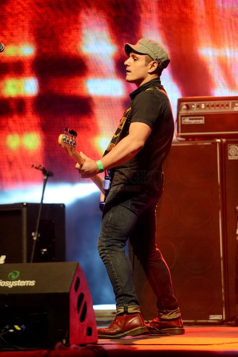 Alejandro Luque encargado de tocar el bajo y coros de la banda.