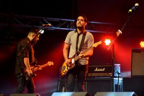 Efren Barón guitarra rítmica del grupo.