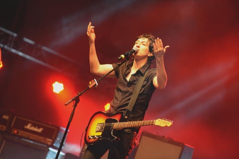 Javier Blake y la banda comenzaron con el tema 'Voces'.