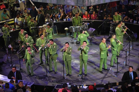 &ldquo;Tu nuevo cari&ntilde;ito&rdquo;, pero &ldquo;El ruido de tus zapatos&rdquo; puso el ambiente, el cual se elev&oacute; con el ritmo de la &ldquo;La suata&rdquo;, donde las damas no esperaron m&aacute;s para levantarse a bailar.