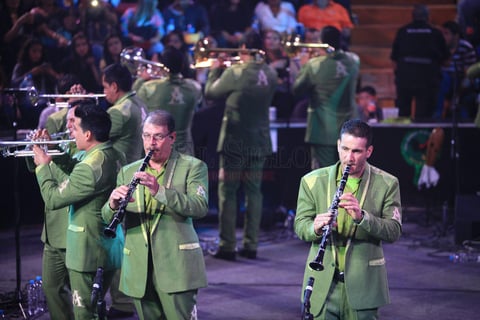 Hace vibrar La Arrolladora al Palenque de la Fenadu