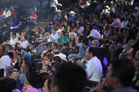 El cierre fue mete&oacute;rico, con los &eacute;xitos de la banda, uno tras otro: &ldquo;Mi gusto es&rdquo;, &ldquo;De ti exclusivo&rdquo;, &ldquo;Sobre mis pies&rdquo;, &ldquo;Y que quede claro&rdquo;, &ldquo;El sauce y la palma&rdquo; en versi&oacute;n instrumental, &ldquo;El Toro&rdquo; y, por &uacute;ltimo, una vez m&aacute;s &ldquo;El ruido de tus zapatos&rdquo; dieron fin a una velada apacible para La Arrolladora, que pasaditas las 03:00 horas del lunes cerr&oacute; su actuaci&oacute;n en el Palenque de la Fenadu, que se reanuda el pr&oacute;ximo jueves con la presentaci&oacute;n de Yuri.