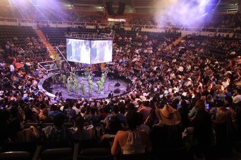 Hace vibrar La Arrolladora al Palenque de la Fenadu