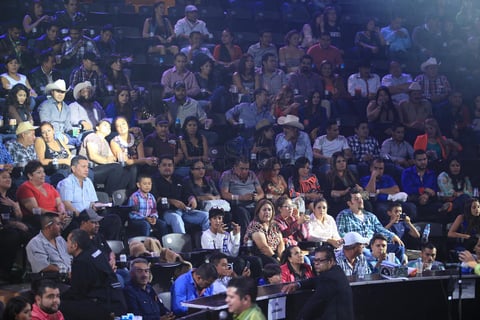 Tambi&eacute;n hubo espacio para darle un homenaje a Jenni Rivera con &ldquo;Qu&eacute; me vas a dar si vuelvo&rdquo;, donde la gente brind&oacute; un aplauso a la fallecida cantante.