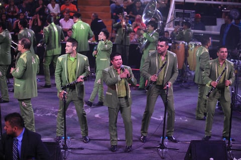 &ldquo;Chuy y Mauricio&rdquo;, &ldquo;Cu&aacute;nto cuesta tu amor&rdquo;,  &ldquo;As&iacute; fue&rdquo;, &ldquo;La rajita de canela&rdquo;, &ldquo;Te ha de llegar mi olvido&rdquo;, &ldquo;Le&ntilde;a de pirul&rdquo;, &ldquo;El &aacute;guila blanca&rdquo;, &ldquo;El degenerado&rdquo;, &ldquo;El muchacho alegre&rdquo; y &ldquo;Me enamor&eacute;&rdquo; continuaron entre di&aacute;logos cortos de los int&eacute;rpretes y el ambiente de los asistentes.