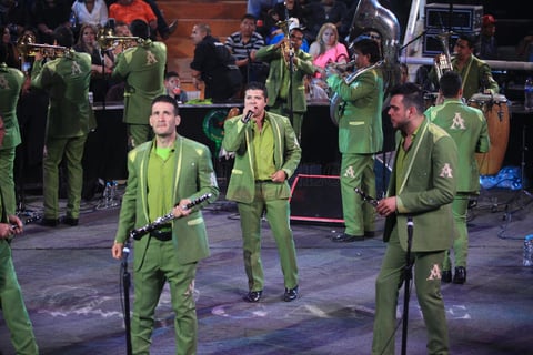 Hace vibrar La Arrolladora al Palenque de la Fenadu