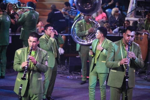 Hace vibrar La Arrolladora al Palenque de la Fenadu