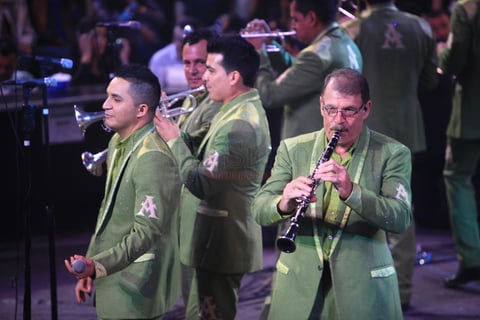 Es la Arrolladora Banda El Lim&oacute;n, que programada para el domingo se presenta en los primeros minutos del lunes para hacer vibrar a la mitad de ocupaci&oacute;n del Palenque que se dio cita al concierto de la Fenadu 2014.