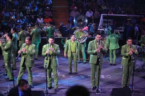 La una de la ma&ntilde;ana en el Palenque de la Feria y suena la tambora y metales en el recinto. 15 m&uacute;sicos y dos cantantes vestidos de verde irrumpen en el lugar ante la algarab&iacute;a de las damas y los gritos de los caballeros.