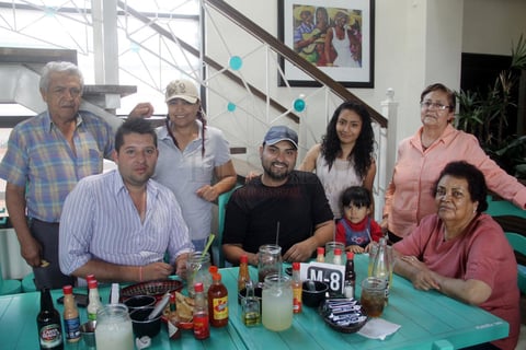 En familia disfrutando de una comida.