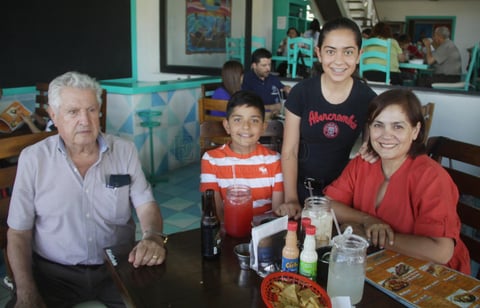 Familia Holgu&iacute;n.