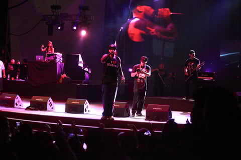 Canciones como &ldquo;Extasis&rdquo;, &ldquo;Bombos y Tarolas&rdquo;, &ldquo;El arte del enga&ntilde;o&rdquo;, &ldquo;D&oacute;nde est&aacute;n perros&rdquo; y &ldquo;El rat&oacute;n y el queso&rdquo; desataron la energ&iacute;a de los originarios de Santa Catarina, quienes hicieron a la velaria retumbar.