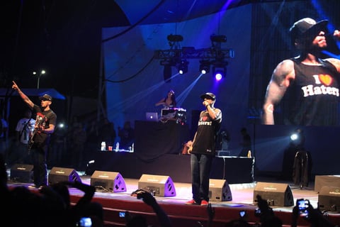 El concierto comenz&oacute; con invitados especiales como Millionario, quien prendi&oacute; a los asistentes al ritmo de su &ldquo;M&aacute;s flow m&aacute;s catch&rdquo; para dejar a la gente con la garganta lista y animada al cien por ciento para recibir a Babo y compa&ntilde;&iacute;a.