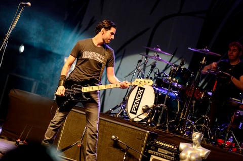 Sin esperarlo, los asistentes recibieron un gran regalo por parte de los integrantes de Pxndx, pues interpretaron por primera vez en vivo su sencillo 'Sangre fr&iacute;a'.