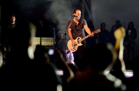 'Estoy m&aacute;s solo que ayer pero menos que ma&ntilde;ana' fue el tema que dio inicio a la presentaci&oacute;n que dur&oacute; cerca de hora y media. 'Enfermedad en casa', 'Solo a terceros' y '10 A.M.', fueron las canciones que continuaron con el ambiente punk.