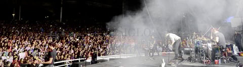 Primero sube al escenario el baterista, luego el guitarrista y por &uacute;ltimo el bajista y el vocalista; la m&uacute;sica y energ&iacute;a punk que tanto los caracteriza, no se hace esperar.